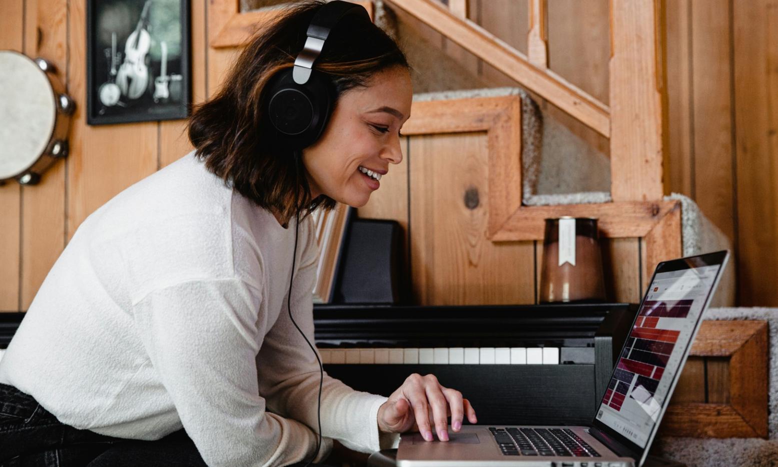 Espace de travail avec ordinateur configuré pour la formation en budgétisation