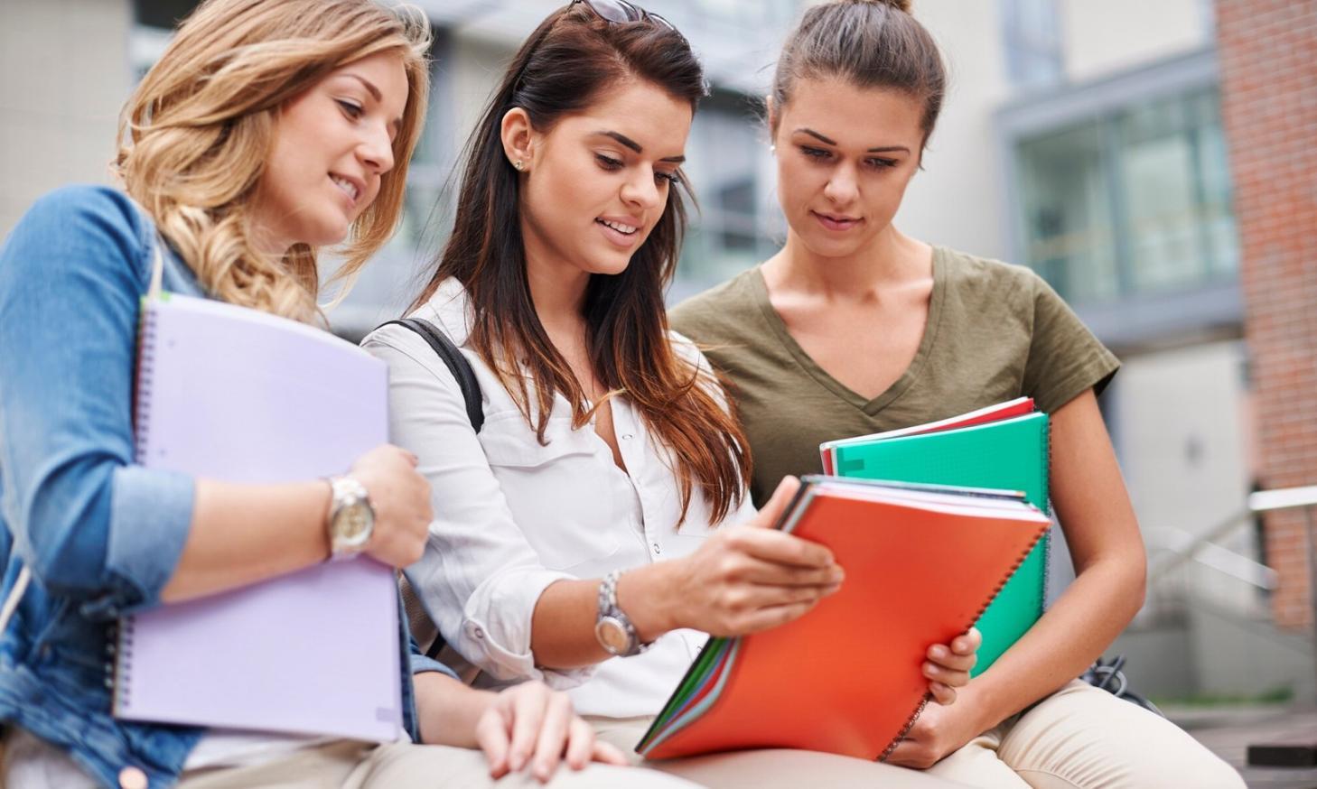 Analyse de données budgétaires sur écran avec graphiques détaillés